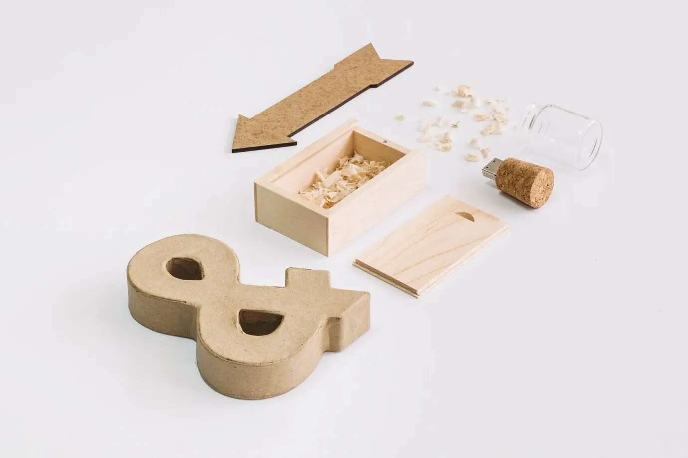 Et-Zeichen und Pfeil befinden sich in der Nähe einer Box und eines USB-Sticks.