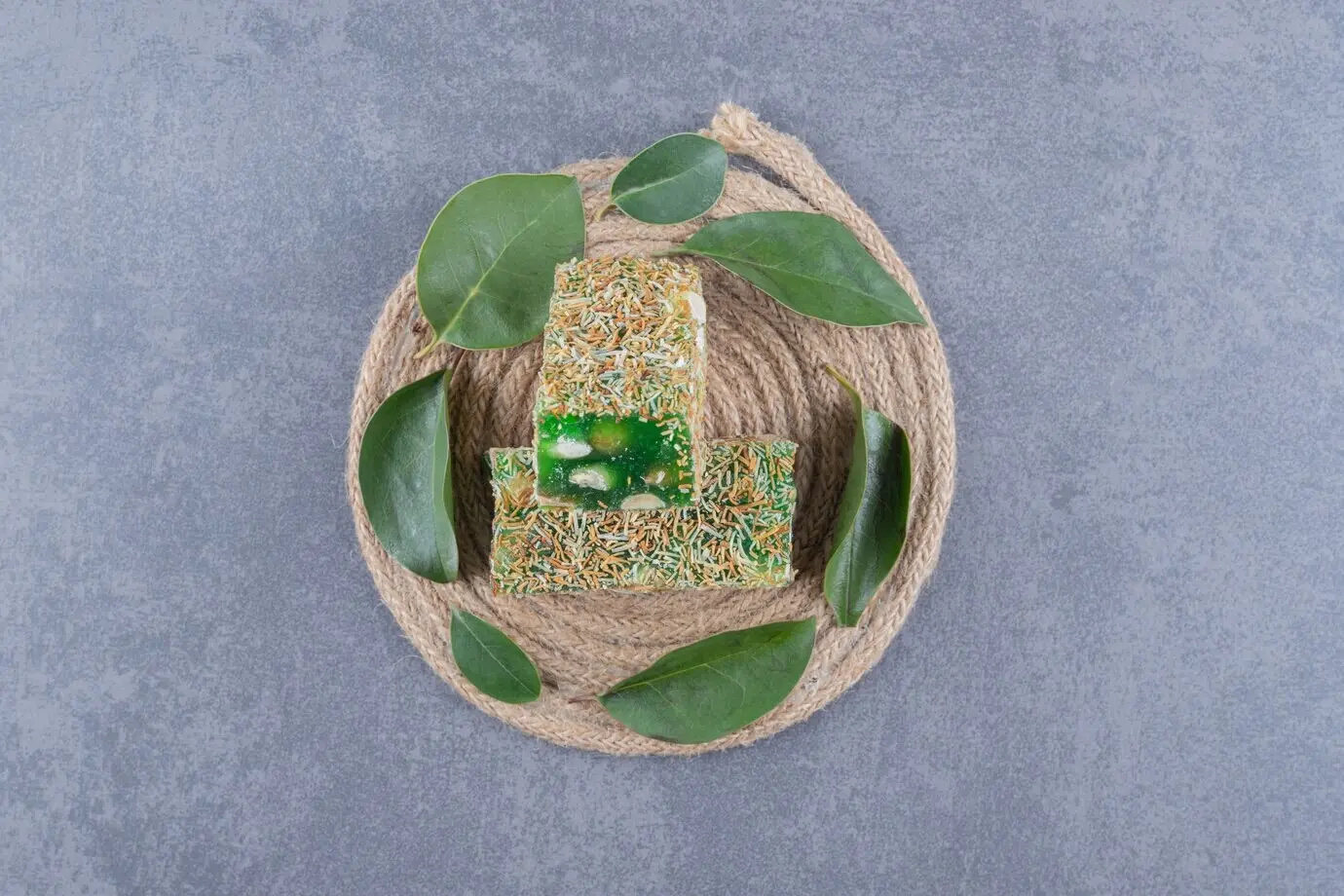 Draufsicht auf Turkish Delight (Rahat Lokum) mit Haselnüssen auf einem Holzteller.