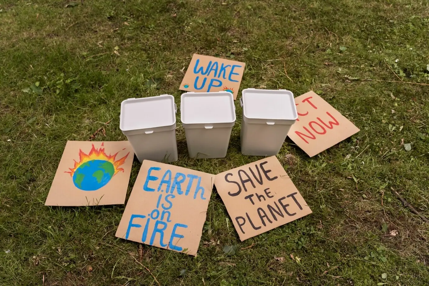 Großaufnahme von Requisiten des Aktivismus